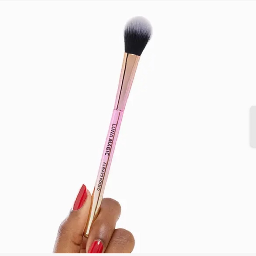Luna Magic Always Poised Highlighter Brush